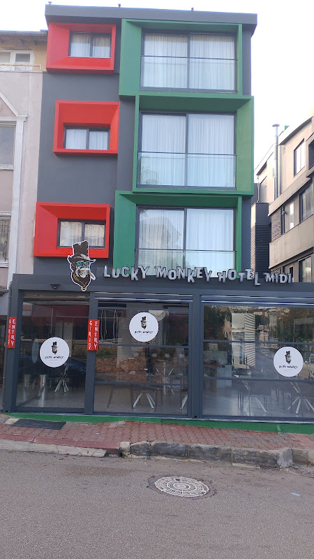 Lucky Monkey Midi Hotel