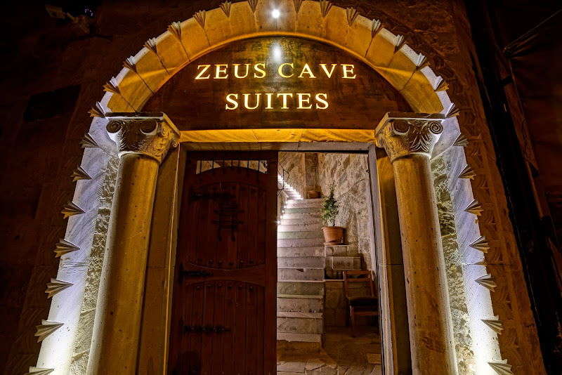 Zeuz Cave Suites
