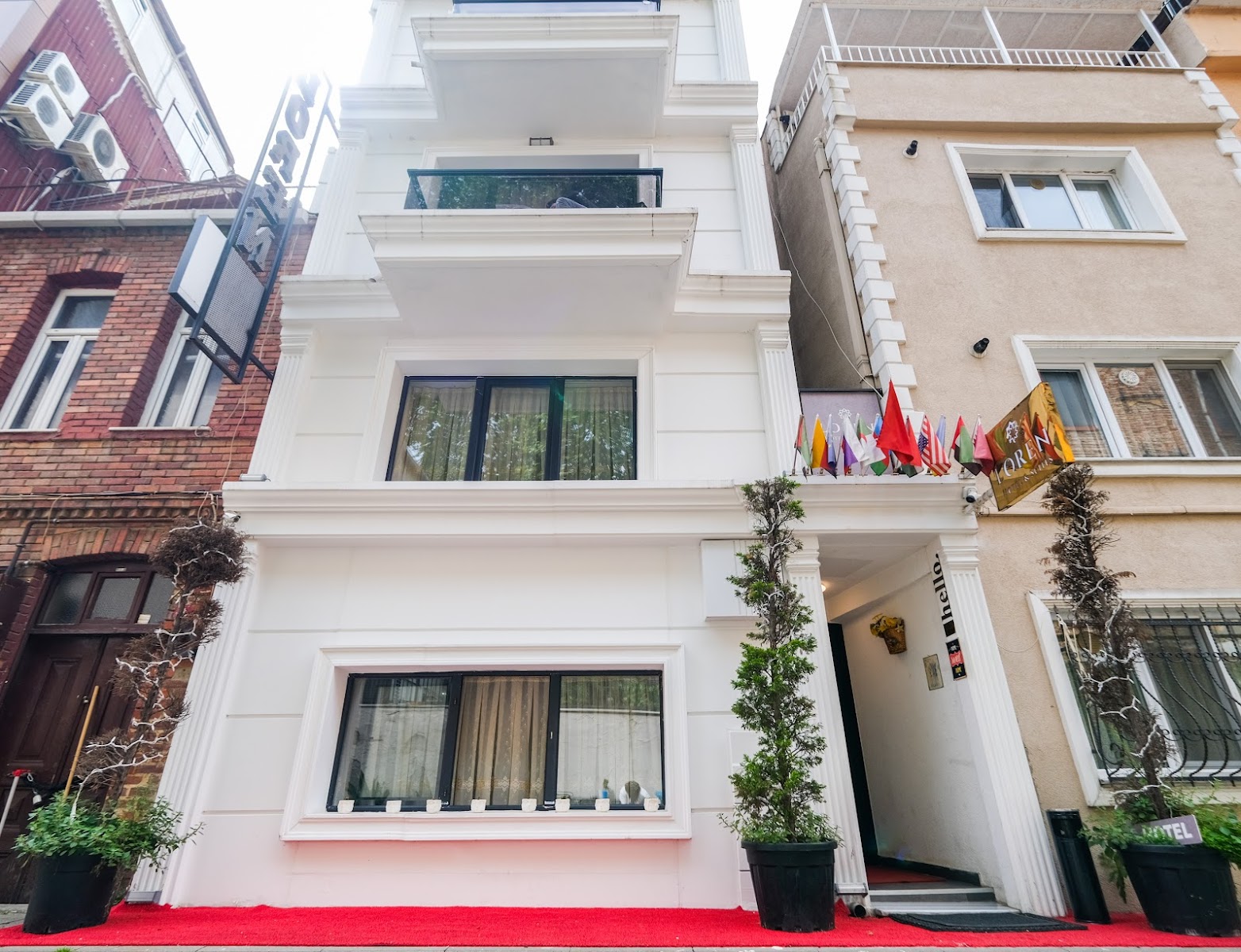 Corner Hot & Hot Budget