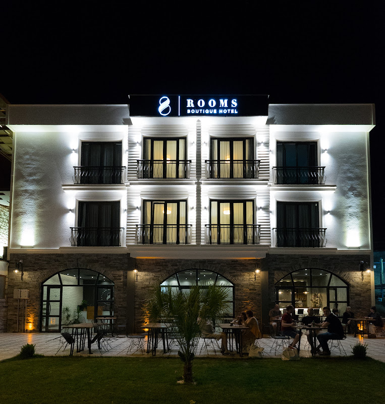 8 Rooms Hotel