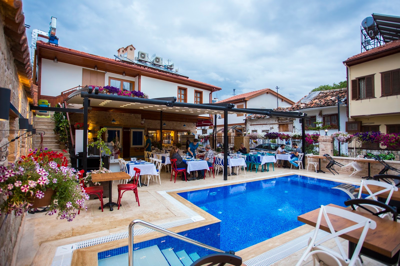 CASTLE OLD TOWN HOTEL